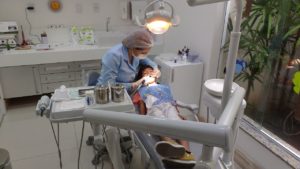 רופא שיניים עובד על מטופל